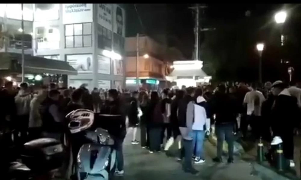 Νέες εικόνες συνωστισμού στο Περιστέρι εν μέσω πανδημίας